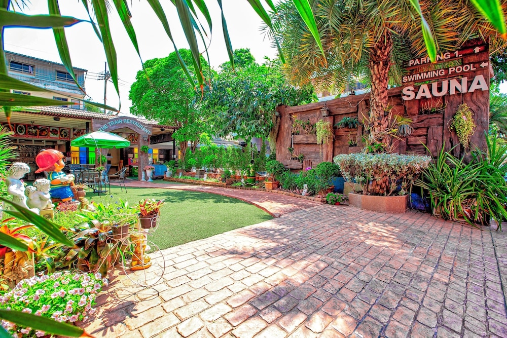 The Train Resort - Your Relaxing Resort with Large Pool & Jacuzzi — Restaurant & bars in Pattaya, Chonburi