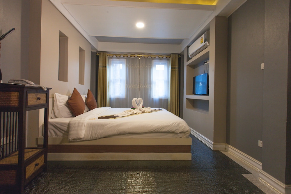 The Train Resort - Your Relaxing Resort with Large Pool & Jacuzzi — Hotel rooms in Pattaya, Chonburi