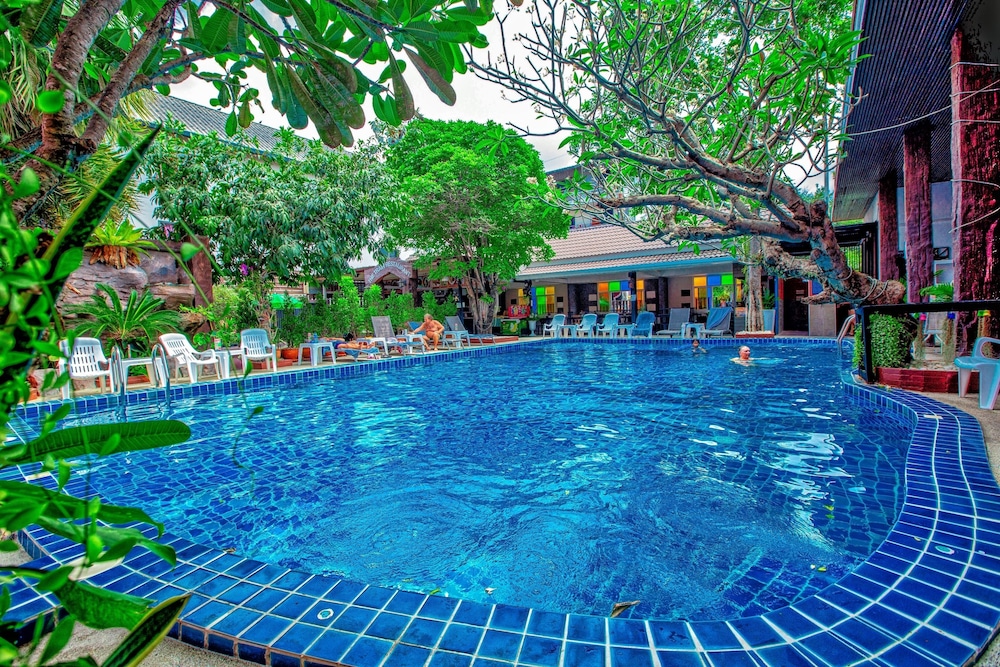 The Train Resort - Your Relaxing Resort with Large Pool & Jacuzzi — Swimming pool in Pattaya, Chonburi