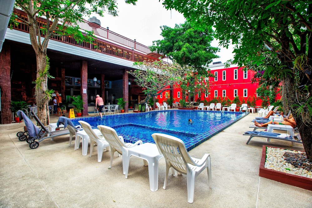 The Train Resort - Your Relaxing Resort with Large Pool & Jacuzzi — Swimming pool in Pattaya, Chonburi
