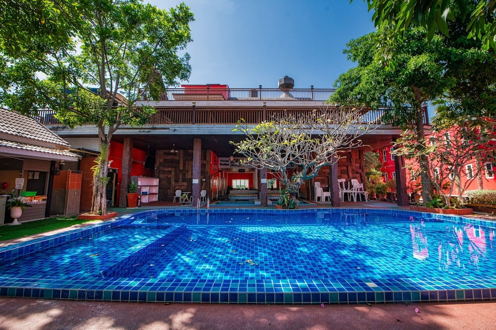 The Train Resort - Your Relaxing Resort with Large Pool & Jacuzzi — Swimming pool in Pattaya, Chonburi