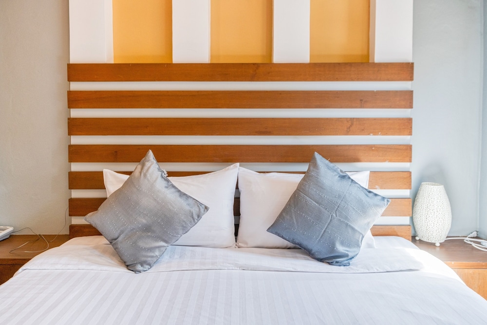 The Train Resort - Your Relaxing Resort with Large Pool & Jacuzzi — Hotel rooms in Pattaya, Chonburi