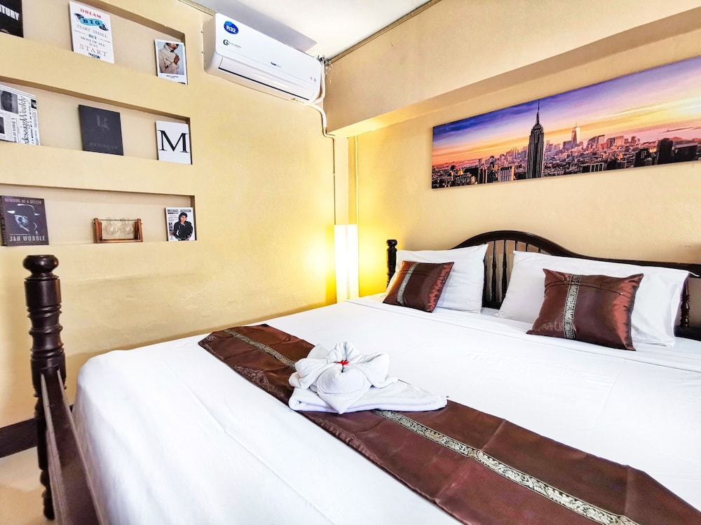 The Train Resort - Your Relaxing Resort with Large Pool & Jacuzzi — Hotel rooms in Pattaya, Chonburi