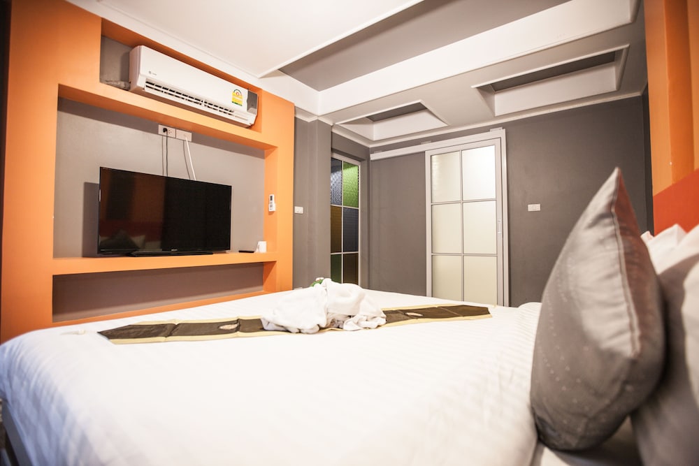 The Train Resort - Your Relaxing Resort with Large Pool & Jacuzzi — Hotel rooms in Pattaya, Chonburi