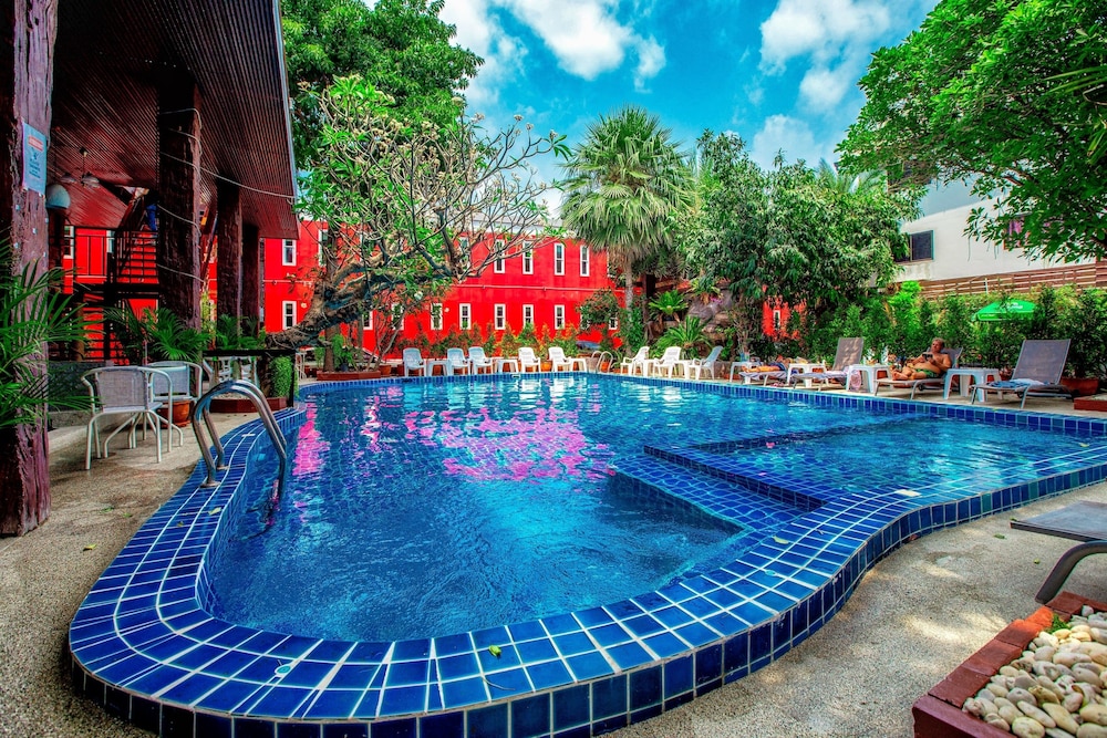 The Train Resort - Your Relaxing Resort with Large Pool & Jacuzzi — Swimming pool in Pattaya, Chonburi