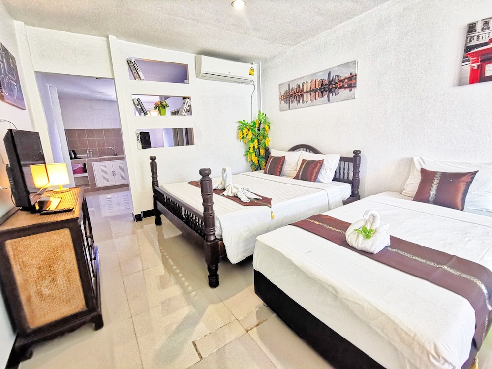 The Train Resort - Your Relaxing Resort with Large Pool & Jacuzzi — Hotel rooms in Pattaya, Chonburi