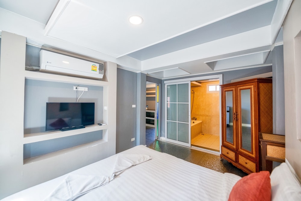 The Train Resort - Your Relaxing Resort with Large Pool & Jacuzzi — Hotel rooms in Pattaya, Chonburi
