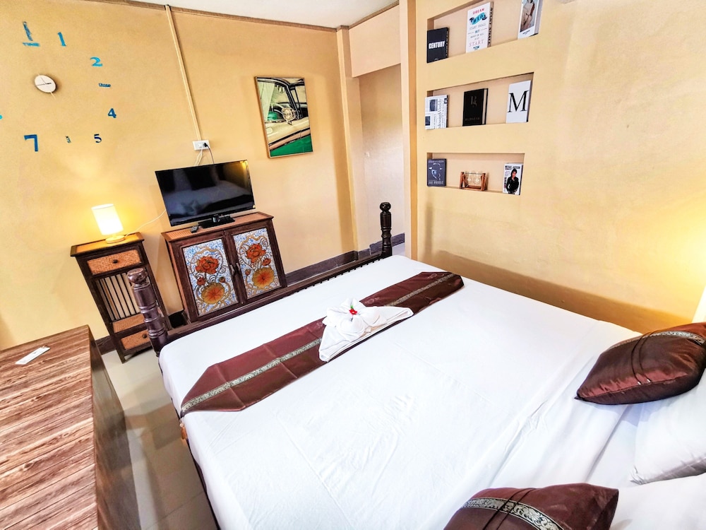 The Train Resort - Your Relaxing Resort with Large Pool & Jacuzzi — Hotel rooms in Pattaya, Chonburi