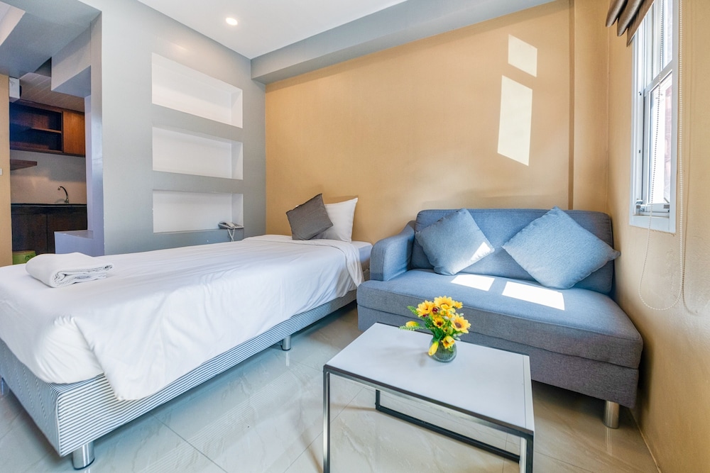 The Train Resort - Your Relaxing Resort with Large Pool & Jacuzzi — Hotel rooms in Pattaya, Chonburi
