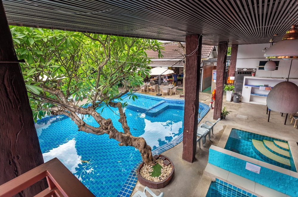 The Train Resort - Your Relaxing Resort with Large Pool & Jacuzzi — Swimming pool in Pattaya, Chonburi