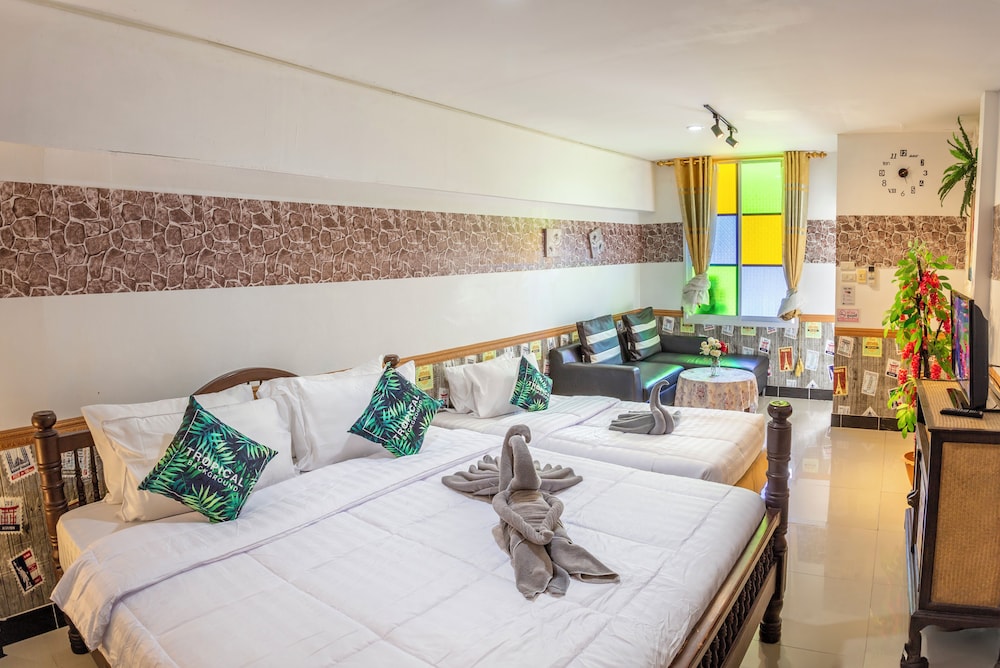 The Train Resort - Your Relaxing Resort with Large Pool & Jacuzzi — Hotel rooms in Pattaya, Chonburi