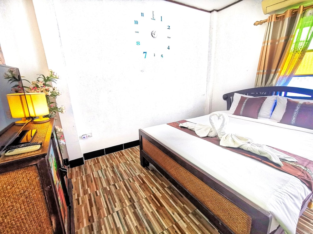 The Train Resort - Your Relaxing Resort with Large Pool & Jacuzzi — Hotel rooms in Pattaya, Chonburi