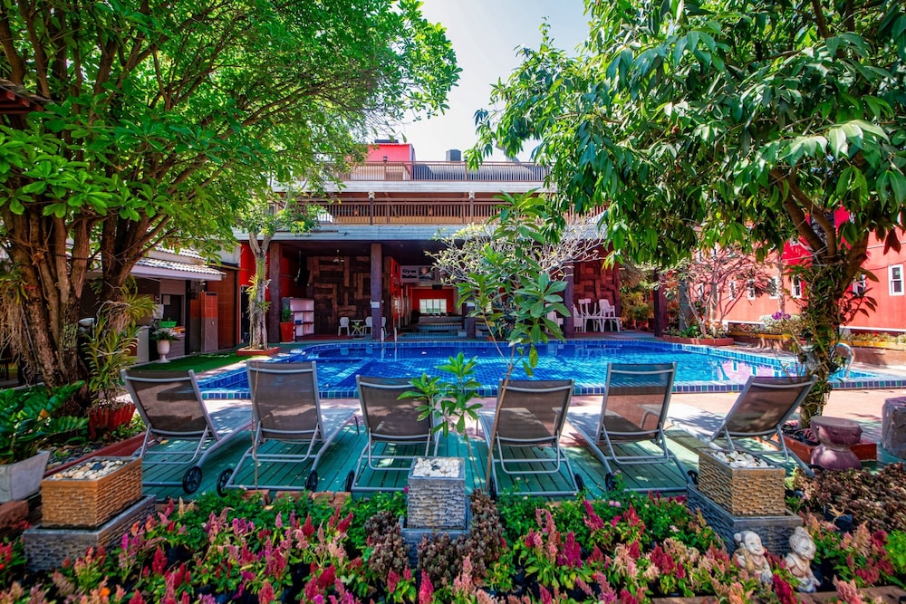 The Train Resort - Your Relaxing Resort with Large Pool & Jacuzzi — Swimming pool in Pattaya, Chonburi