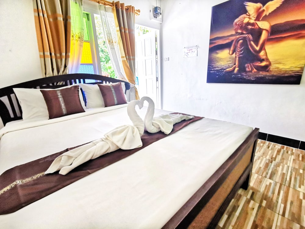 The Train Resort - Your Relaxing Resort with Large Pool & Jacuzzi — Hotel rooms in Pattaya, Chonburi