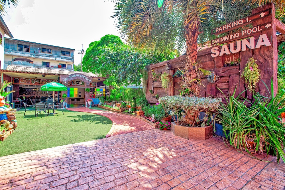 The Train Resort - Your Relaxing Resort with Large Pool & Jacuzzi — Restaurant & bars in Pattaya, Chonburi