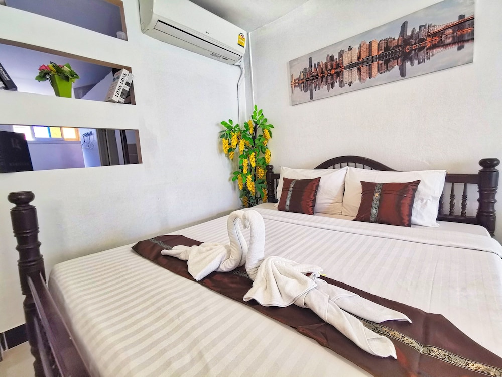 The Train Resort - Your Relaxing Resort with Large Pool & Jacuzzi — Hotel rooms in Pattaya, Chonburi