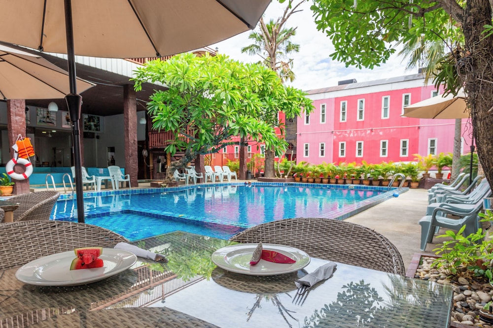 The Train Resort - Your Relaxing Resort with Large Pool & Jacuzzi — Swimming pool in Pattaya, Chonburi