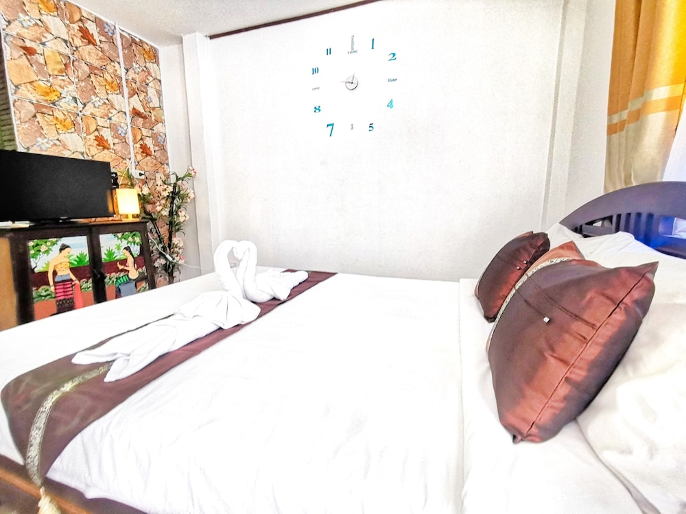 The Train Resort - Your Relaxing Resort with Large Pool & Jacuzzi — Hotel rooms in Pattaya, Chonburi