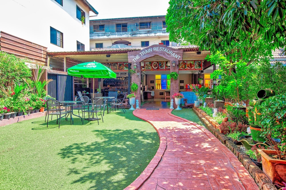 The Train Resort - Your Relaxing Resort with Large Pool & Jacuzzi — Restaurant & bars in Pattaya, Chonburi