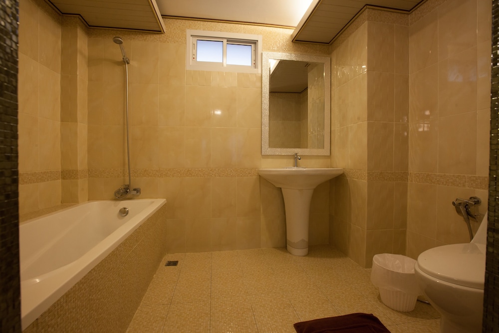 The Train Resort - Your Relaxing Resort with Large Pool & Jacuzzi — Hotel rooms in Pattaya, Chonburi