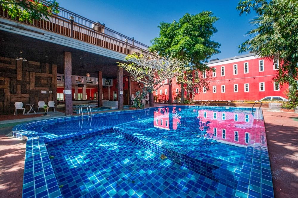 The Train Resort - Your Relaxing Resort with Large Pool & Jacuzzi