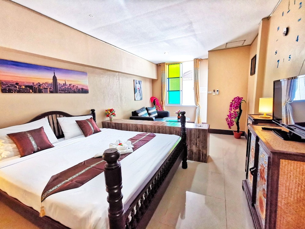 The Train Resort - Your Relaxing Resort with Large Pool & Jacuzzi — Hotel rooms in Pattaya, Chonburi