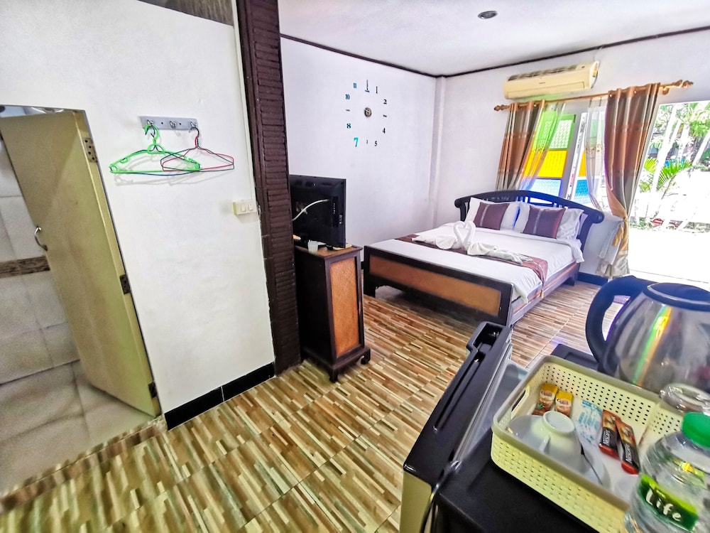 The Train Resort - Your Relaxing Resort with Large Pool & Jacuzzi — Hotel rooms in Pattaya, Chonburi