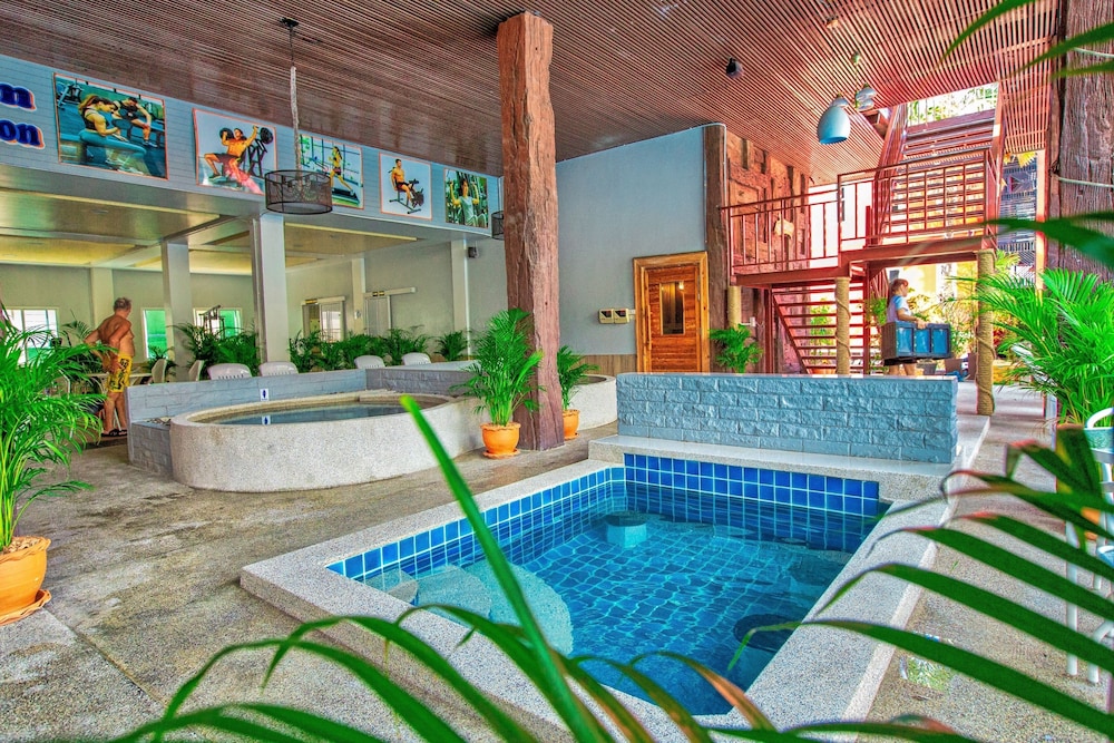 The Train Resort - Your Relaxing Resort with Large Pool & Jacuzzi — Swimming pool in Pattaya, Chonburi