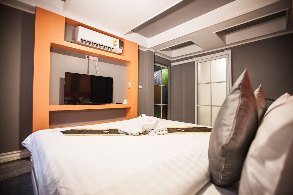 The Train Resort - Your Relaxing Resort with Large Pool & Jacuzzi — Hotel rooms in Pattaya, Chonburi