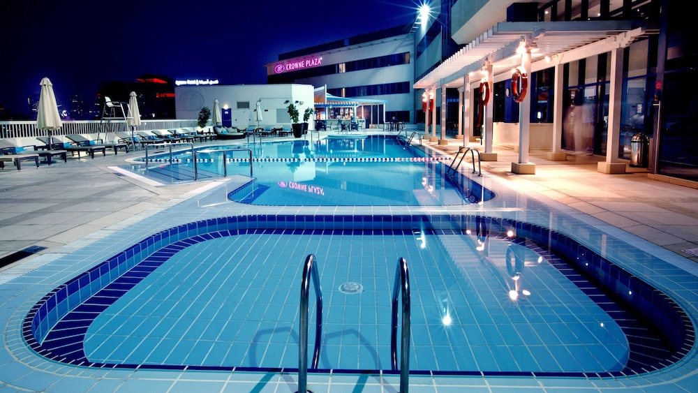 Crowne Plaza Dubai Deira by IHG — Swimming pool in Dubai