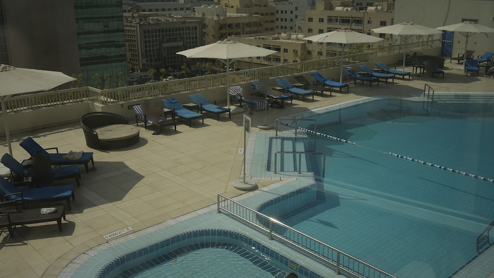 Crowne Plaza Dubai Deira by IHG — Swimming pool in Dubai