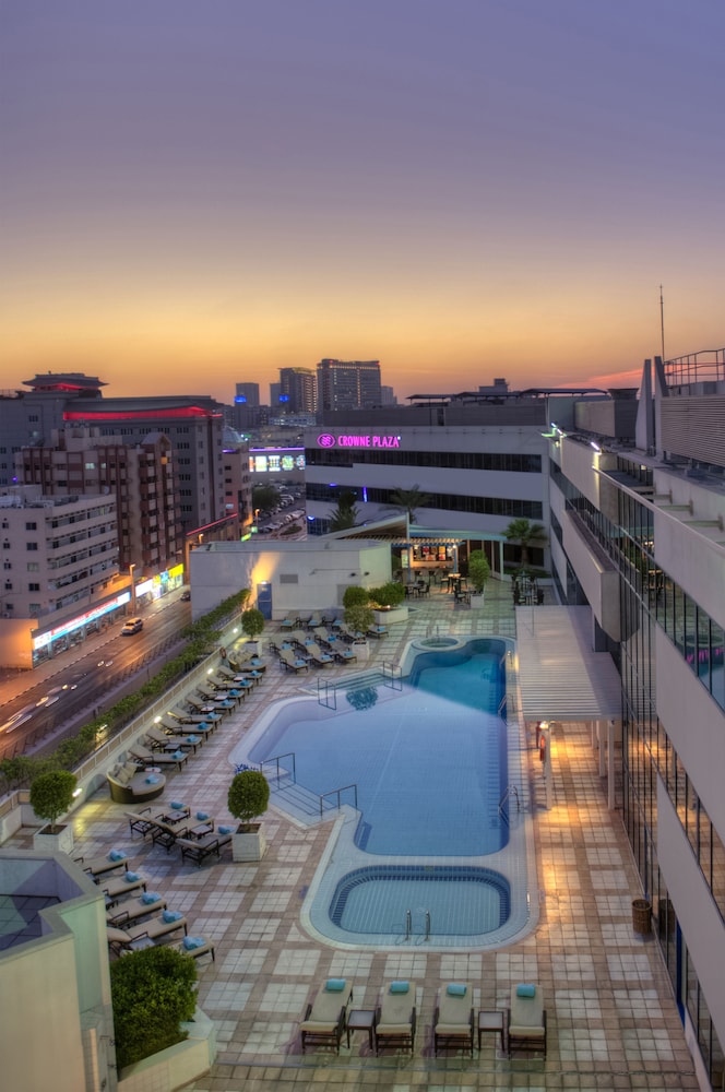 Crowne Plaza Dubai Deira by IHG — Swimming pool in Dubai