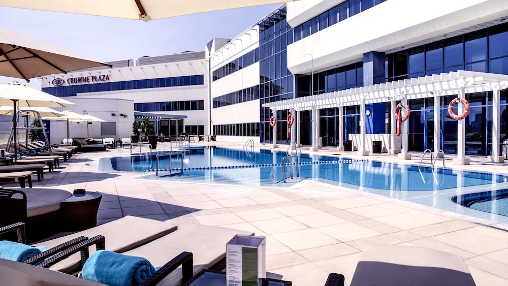 Crowne Plaza Dubai Deira by IHG — Swimming pool in Dubai