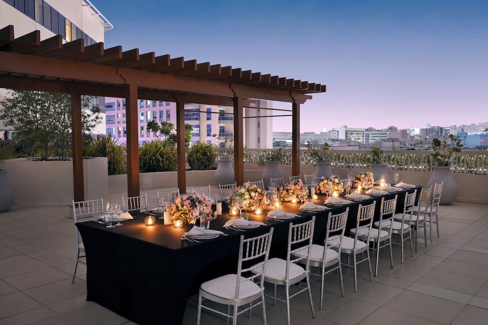 Crowne Plaza Dubai Deira by IHG — Restaurant & bars in Dubai