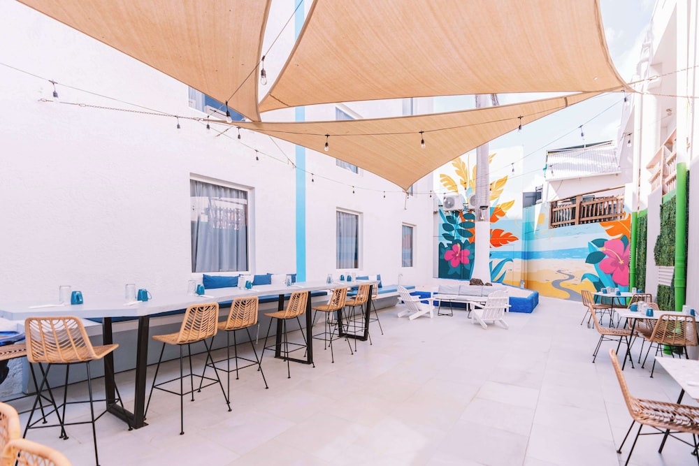 TRYP by Wyndham Aruba Adults Only Hotel — Restaurant & bars in Noord, Aruba