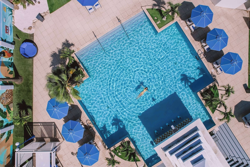 TRYP by Wyndham Aruba Adults Only Hotel — Swimming pool in Noord, Aruba
