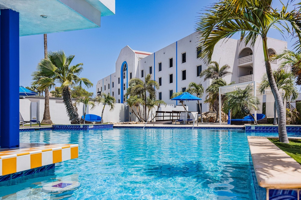 TRYP by Wyndham Aruba Adults Only Hotel — Swimming pool in Noord, Aruba