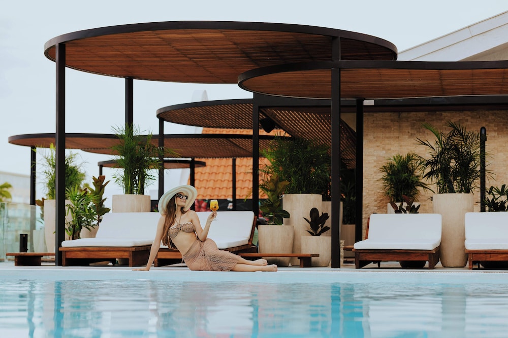 Renaissance Wind Creek Aruba Resort — Swimming pool in Oranjestad, Aruba