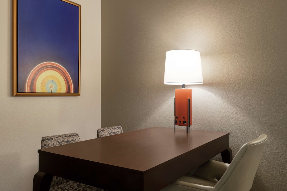 Embassy Suites by Hilton Orlando Lake Buena Vista South — Hotel rooms in Kissimmee, Florida