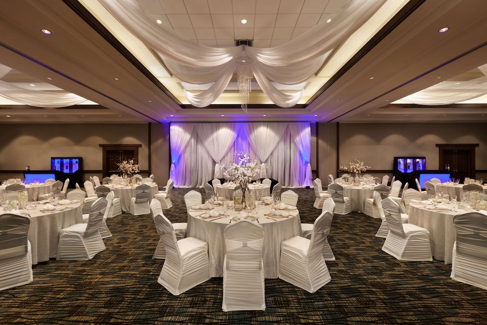 Embassy Suites by Hilton Orlando Lake Buena Vista South — Hotel building in Kissimmee, Florida