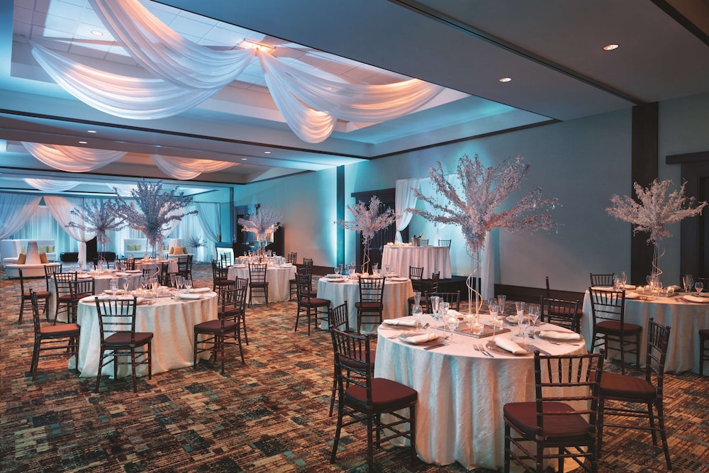 Embassy Suites by Hilton Orlando Lake Buena Vista South — Hotel building in Kissimmee, Florida