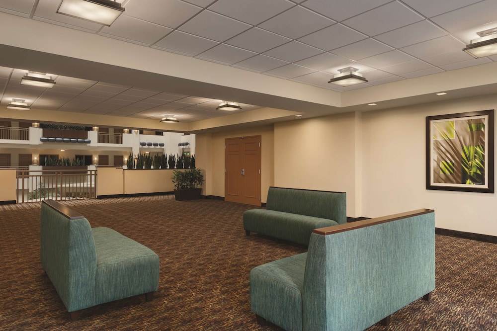 Embassy Suites by Hilton Orlando Lake Buena Vista South — Hotel building in Kissimmee, Florida