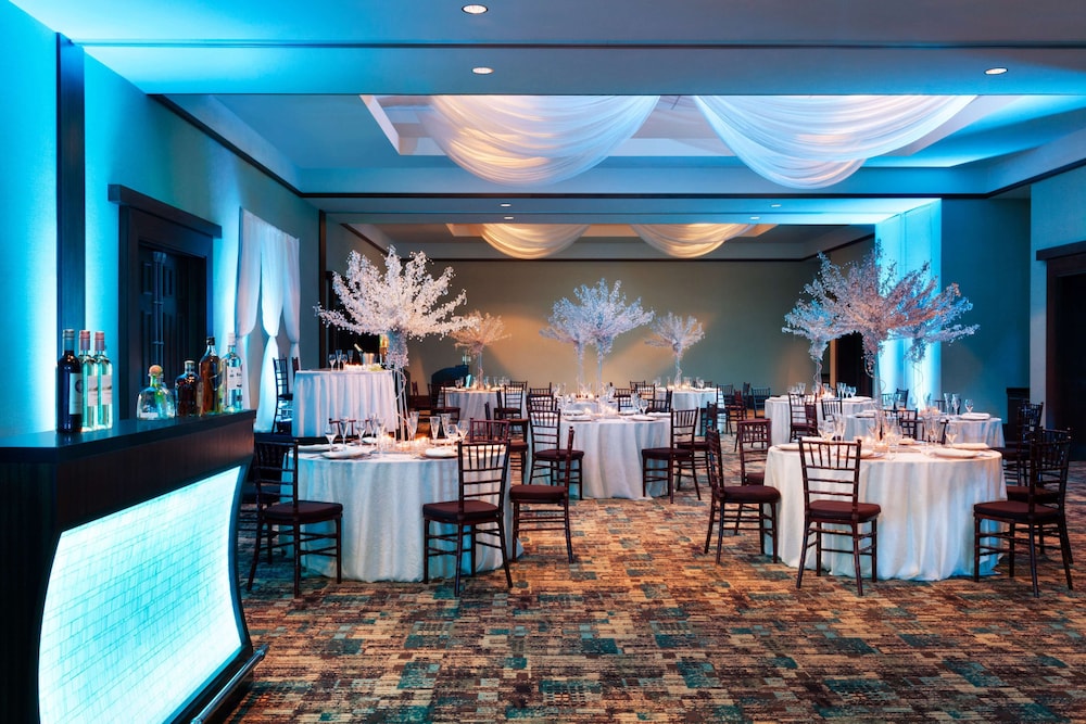 Embassy Suites by Hilton Orlando Lake Buena Vista South — Hotel building in Kissimmee, Florida