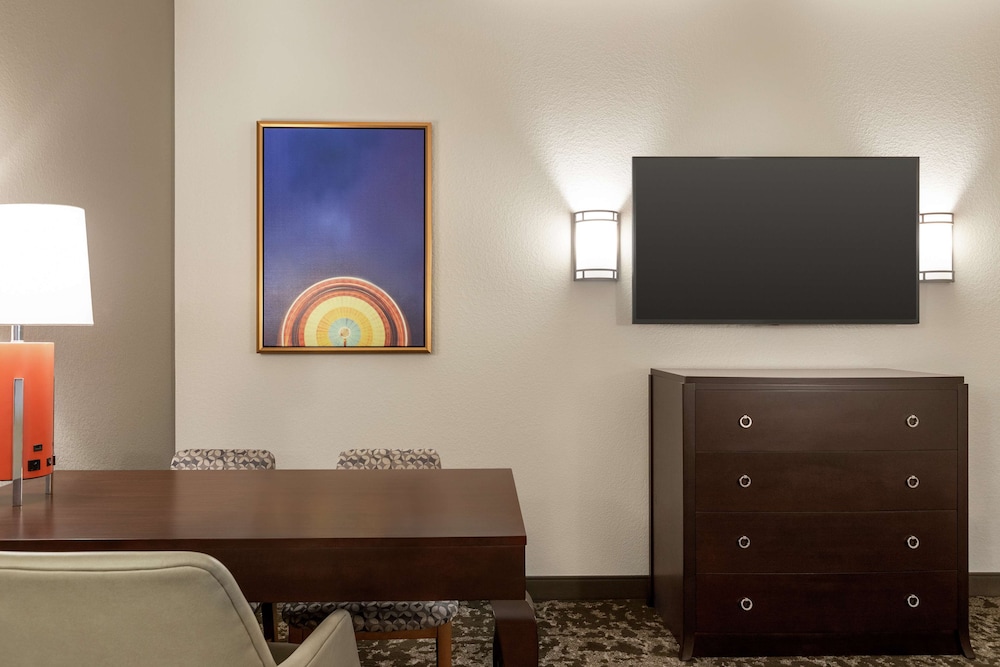 Embassy Suites by Hilton Orlando Lake Buena Vista South — Hotel rooms in Kissimmee, Florida