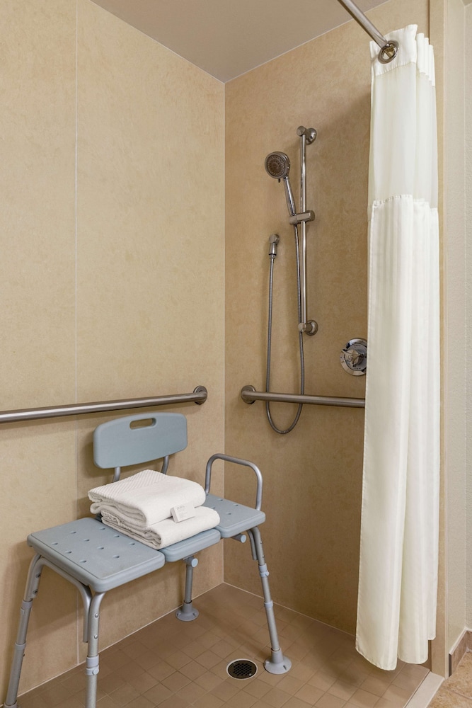 Embassy Suites by Hilton Orlando Lake Buena Vista South — Hotel rooms in Kissimmee, Florida