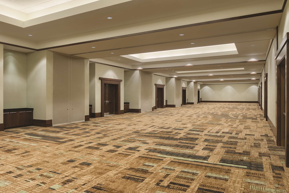 Embassy Suites by Hilton Orlando Lake Buena Vista South — Hotel building in Kissimmee, Florida
