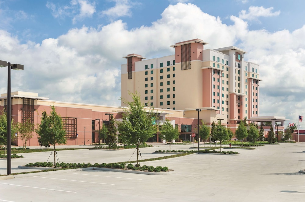 Embassy Suites by Hilton Orlando Lake Buena Vista South — Hotel building in Kissimmee, Florida