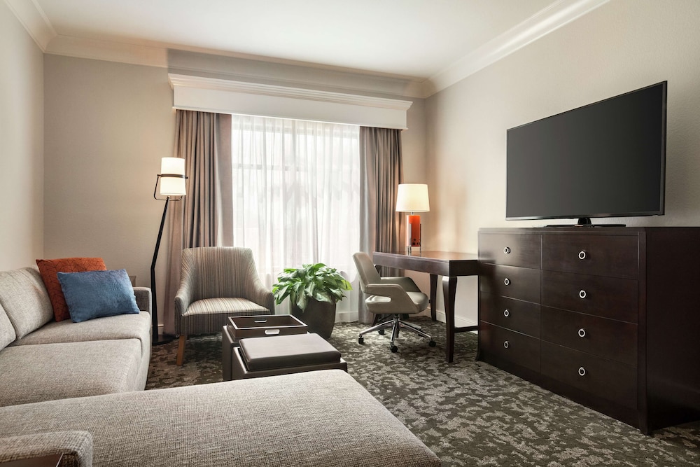 Embassy Suites by Hilton Orlando Lake Buena Vista South — Hotel rooms in Kissimmee, Florida
