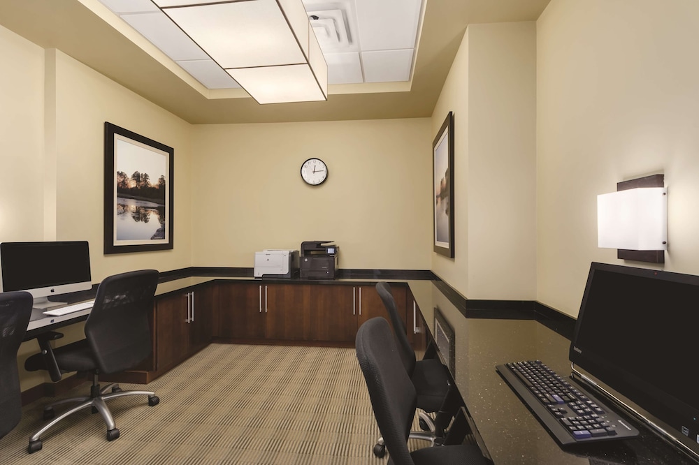Embassy Suites by Hilton Orlando Lake Buena Vista South — Hotel building in Kissimmee, Florida