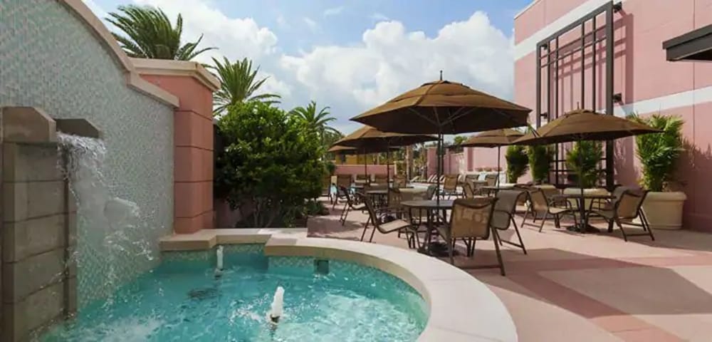 Embassy Suites by Hilton Orlando Lake Buena Vista South — Restaurant & bars in Kissimmee, Florida